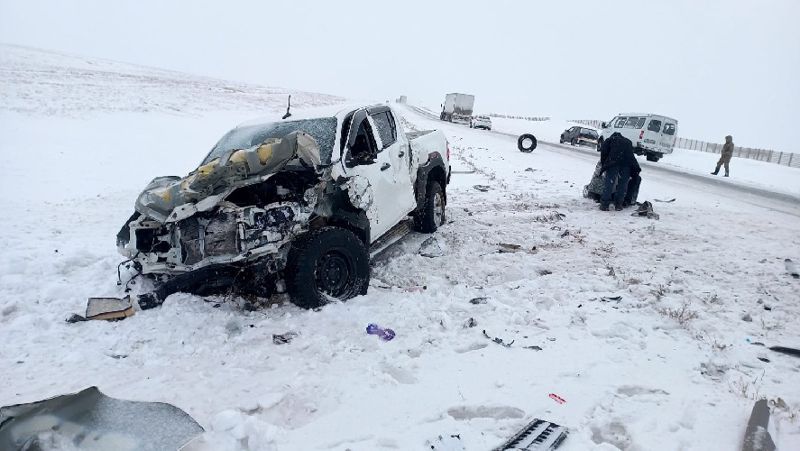 В Актюбинской области Mitsubishi вылетел на встречку: два человека пострадали