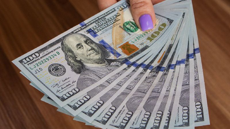 доллары в руке торги на бирже