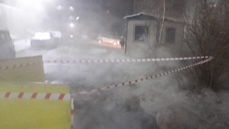 В Алматы произошел серьезный прорыв теплотрассы в Алмалинском районе близ ЖК
