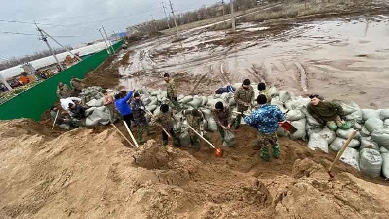 Военнослужащие Минобороны помогают в борьбе с наводнением на западе страны