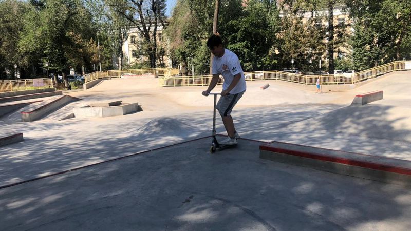 Цветущие яблони и скейт-площадки: Алматы делают комфортным для пеших прогулок