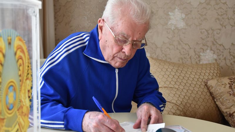 В ЗКО 100-летний ветеран ВОВ в очередной раз исполнил свой гражданский долг