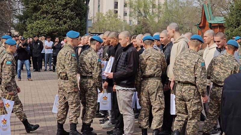 памятные подарки алматинским новобранцам , фото - Новости Zakon.kz от 05.04.2023 20:57