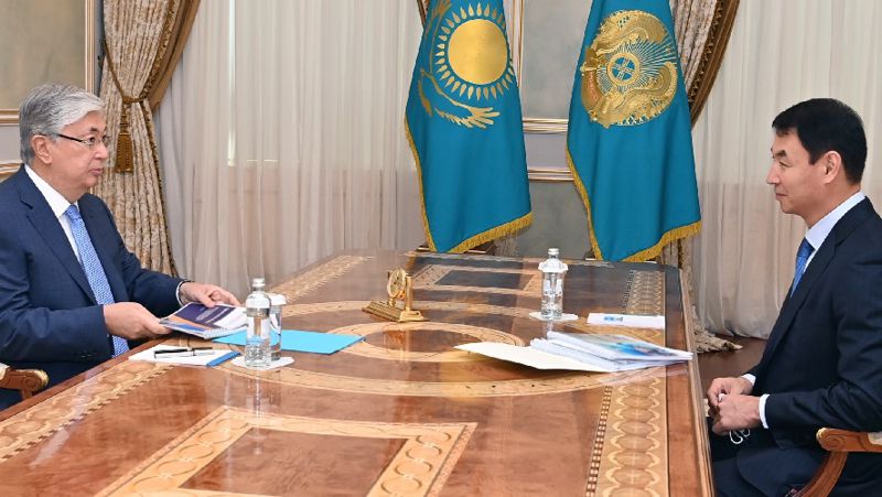 Мемлекет басшысы Қасым-Жомарт Тоқаев Түркістан облысының әкімі Дархан Сатыбалдыны қабылдады Мемлекет басшысы Қасым-Жомарт Тоқаев Түркістан облысының әкімі Дархан Сатыбалдыны қабылдады