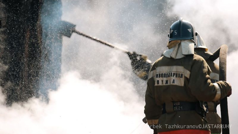 Появились новые фотографии пожарных в Костанайской области