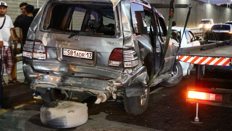 Бетономешалка протаранила 4 автомобиля в Алматы