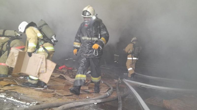 В Шымкенте почти три часа тушили пожар в цехе