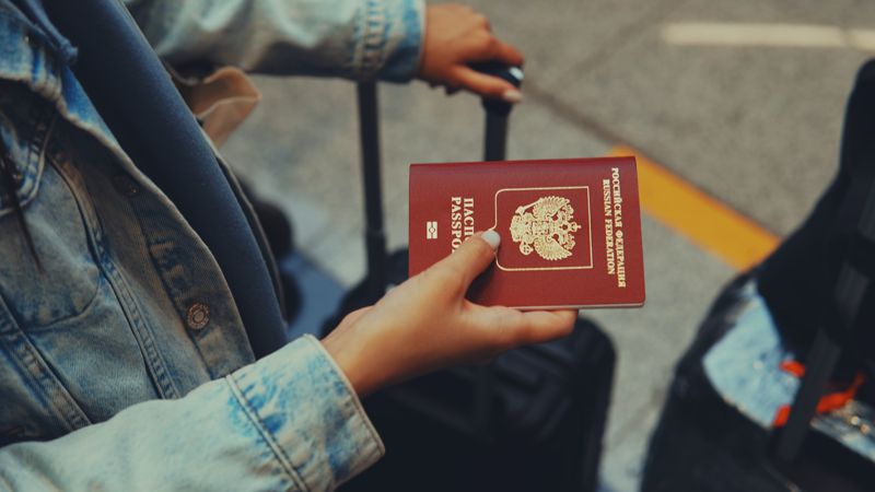 можно ли принять на работу гражданина РФ без заграничного паспорта