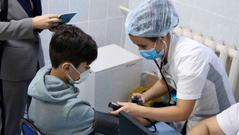 Осмотр у врача Алматы, дети, омикрон, особенности, врач