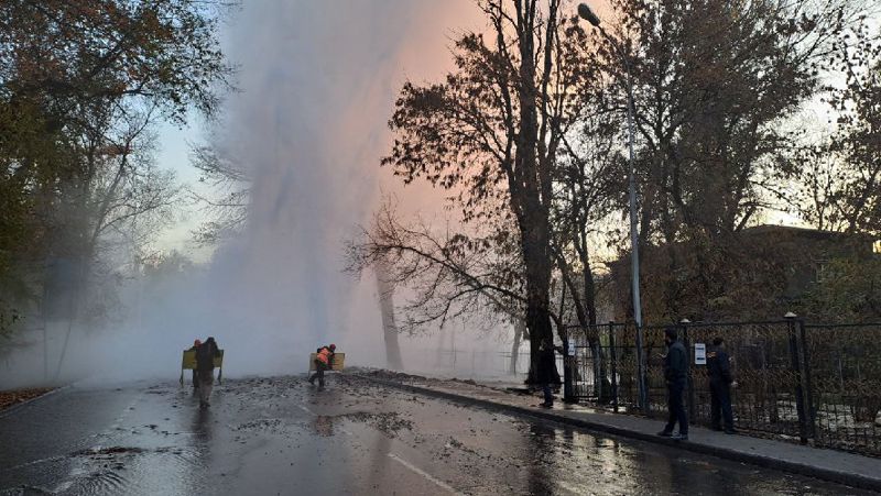 В Алматы из-под земли забил фонтан  высотой в несколько метров
