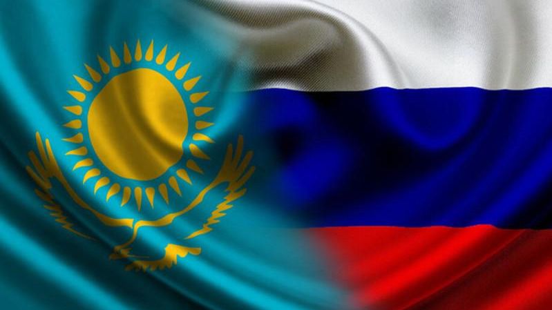 флаги Казахстана и России