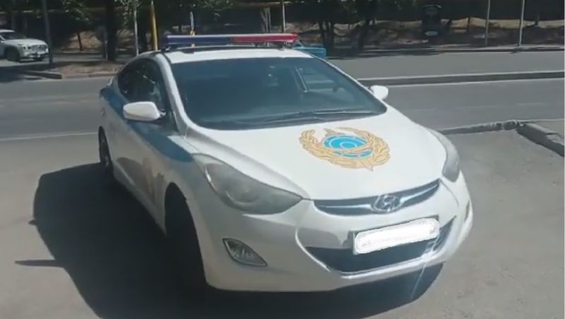 В Алматы разъезжала точная копия патрульной машины