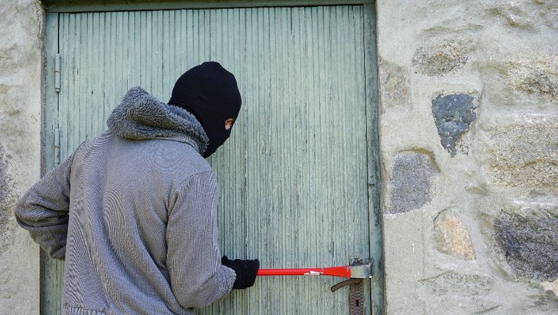 Вор взламывает дверь Нур-Султан, полиция, задержание