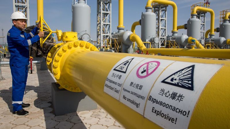 Трубопровод на месторождении газа в Казахстане 