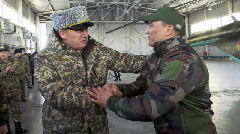 Министр обороны поздравил силача с новым рекордом