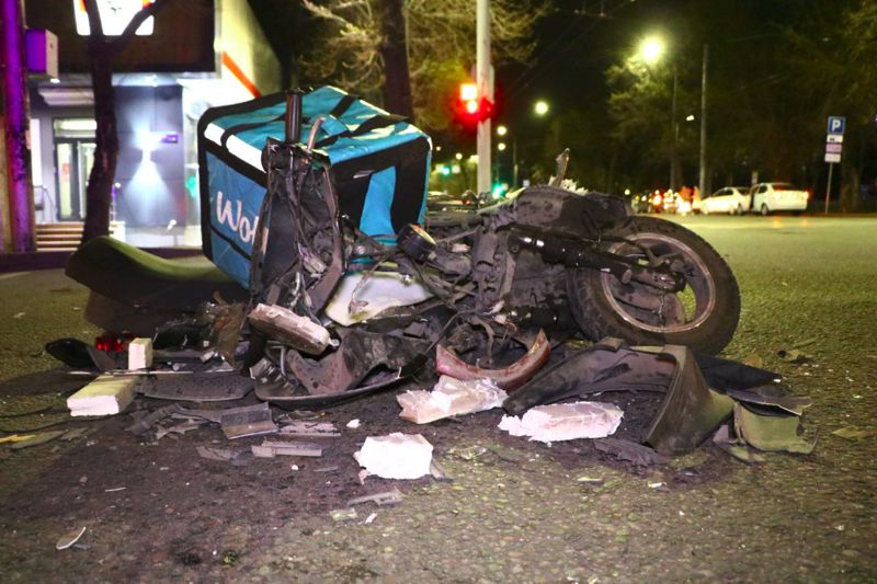 Mercedes и мопед столкнулись в Алматы