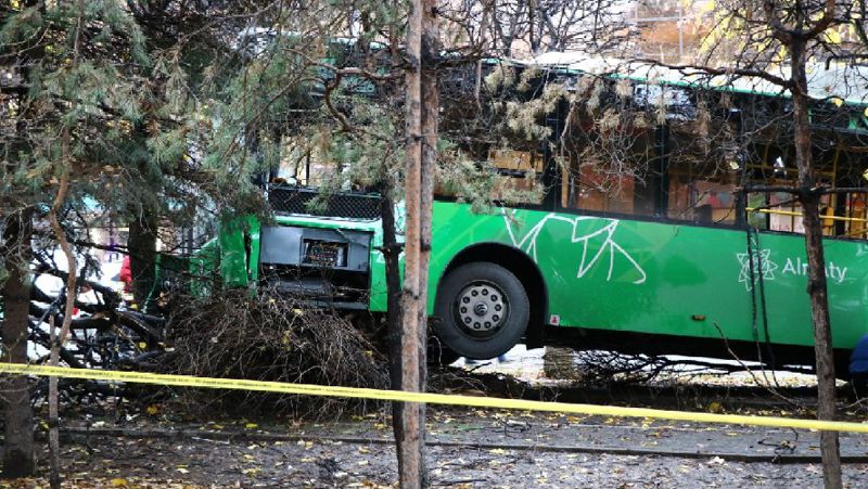ДТП с автобусами в Алматы: фото с места происшествия