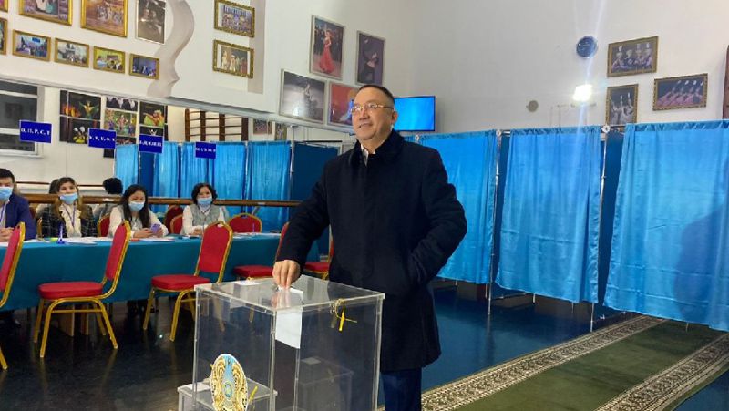 Нурлан Ауесбаев, выборы президента, голосование, отдал голос