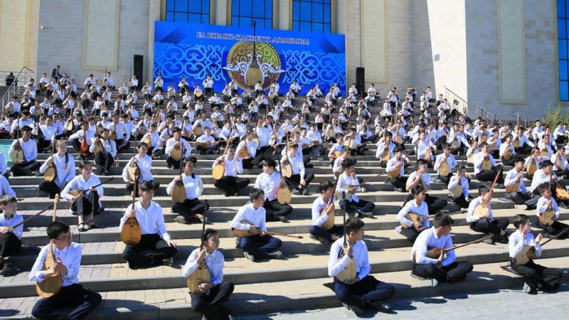 Шесть тысяч домбристов провели Dombyra party в Актюбинской области 