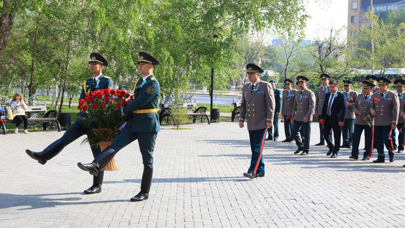 В завершение церемонии министр обороны генерал-полковник Руслан Жаксылыков поздравил всех с Днём 