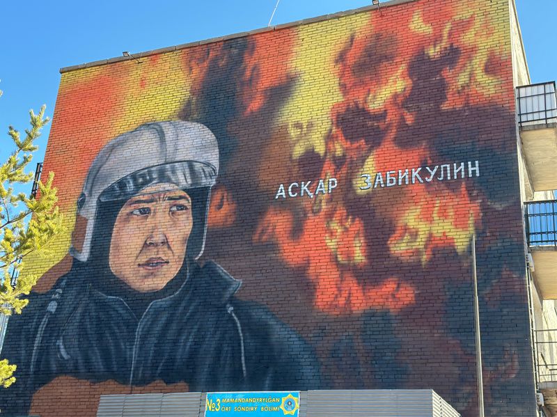 Мурал в память о погибшем в Астане пожарном Аскаре Забикулине появился в Степногорске 