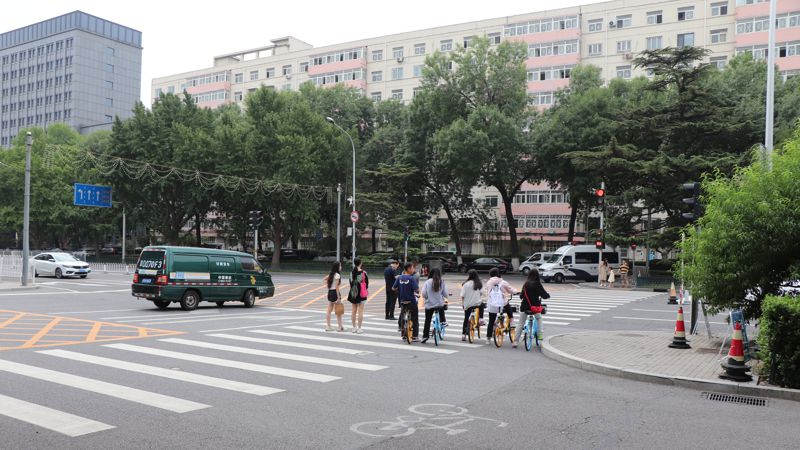 Китай Пекин пешеходный переход люди 