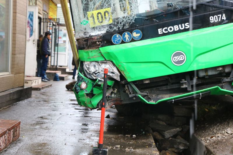 Водитель автобуса снес пешехода, светофор и газовую трубу в Алматы 