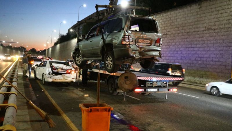 Бетономешалка протаранила 4 автомобиля в Алматы