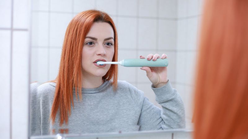Девушка чистит зубы стоматолог перечислила продукты, портящие зубы