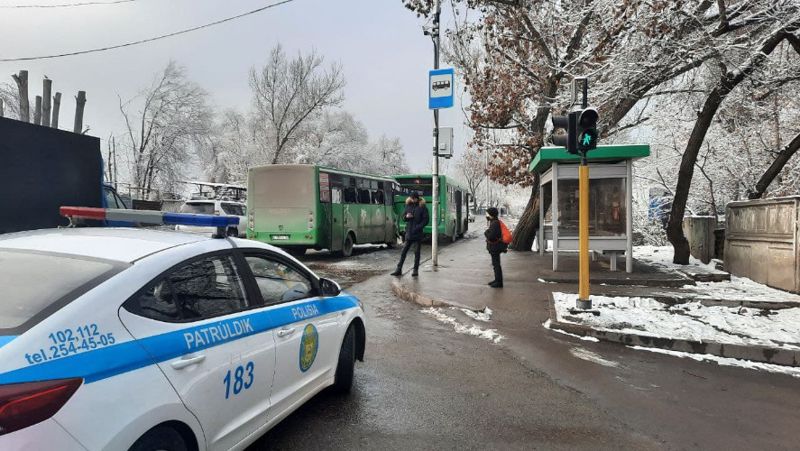 Полицейская машина на улице Обращение к жителям Нур-Султана