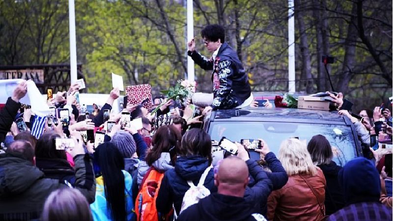 Димаш Кудайберген на крыше авто встреча артиста с фанатами в Праге