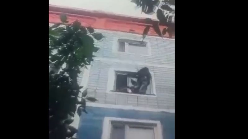 Несовершеннолетняя девушка пыталась выпрыгнуть из окна в Сатпаеве