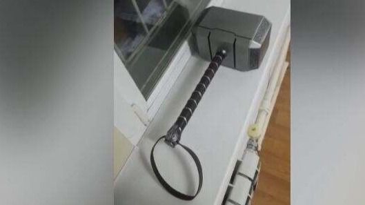 Молот Мужчина с молотом Тора разгуливал по улицам Павлодара