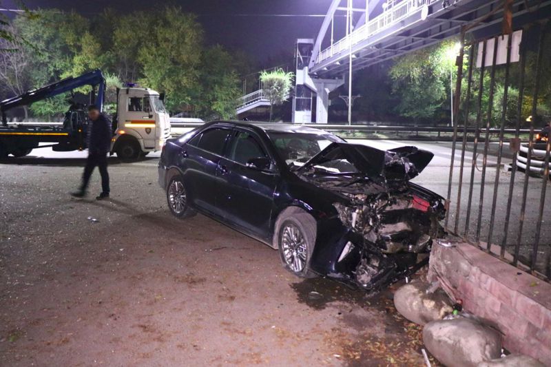 Toyota Camry снесла остановку и забор в центре Алматы