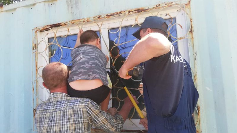 спасение ребенка из оконной решетки в Усть-Каменогорске
