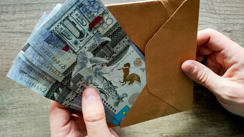 Деньги в конверте Взятка, коррупция