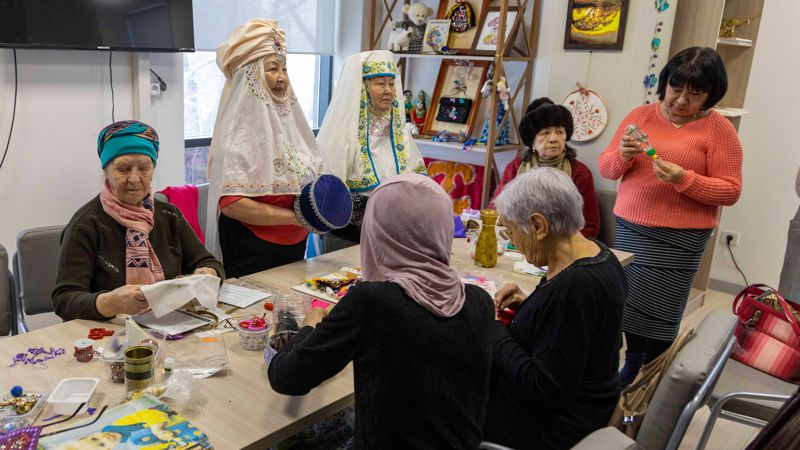 Пенсия нового поколения: где заняться йогой и скандинавской ходьбой в Алматы