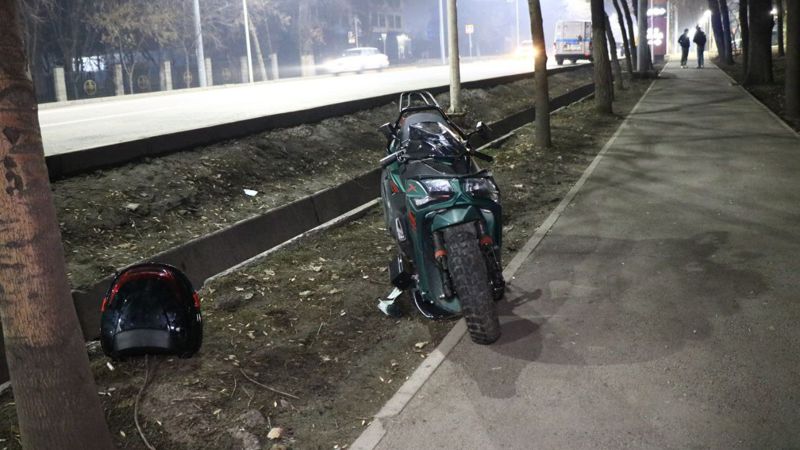 Мопед врезался в Subaru Legacy в Алматы