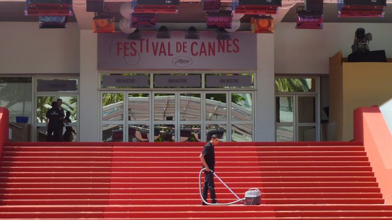 Канн фестивалі Францияда зейнетақы реформасына наразы электршілер Канн фестивалін болдырмай тастаймыз деп сес көрсетті