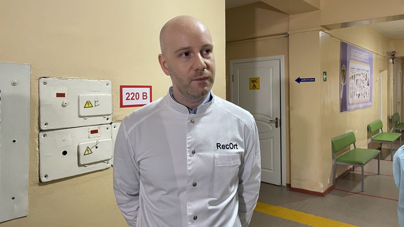 врач