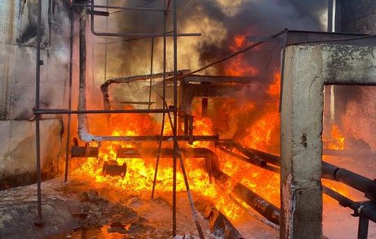 Өрт сөндірушілер май қалдықтарының жануын сөндірді Өрт сөндірушілер май қалдықтарының жануын сөндірді
