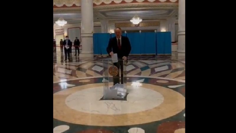 Назарбаев проголосовал на выборах