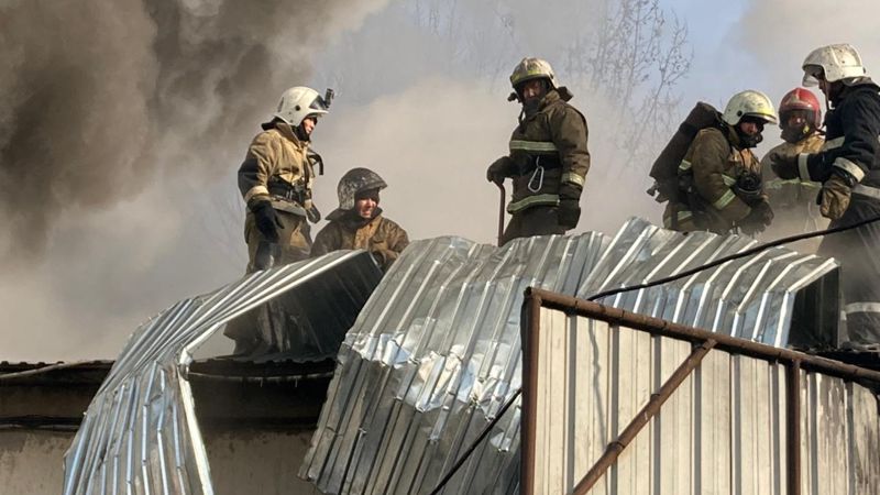 В ДЧС рассказали о подробностях пожара на складе рядом с барахолкой