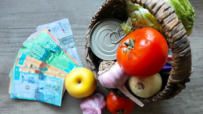 Продуктовая корзина Почему Казахстан определяет черту бедности по-своему