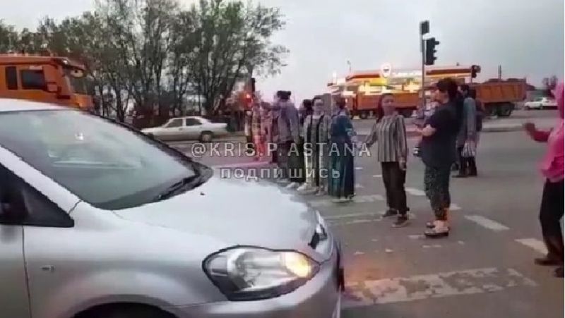 Жол жабылды әйелдер жолды жапты