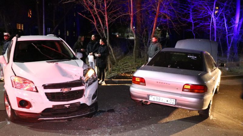 В Алматы в ДТП во дворе девушку зажало в салоне автомобиля