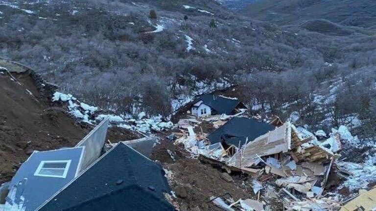 два дома одновременно рухнули со скалы В США два дома одновременно рухнули со скалы