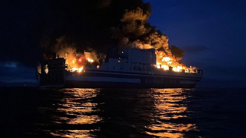 лайнер в Ионическом море Греция, паром