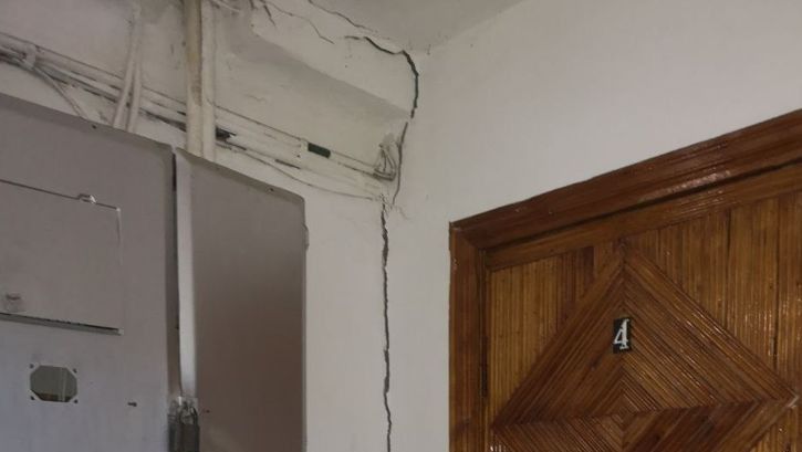 Жильцы аварийного дома в Павлодаре отказываются покидать квартиры