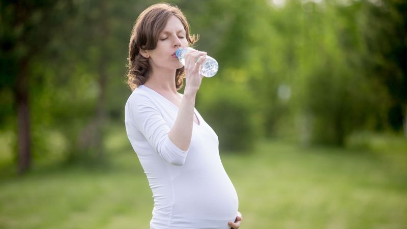 врачи не рекомендуют беременным пить из пластиковых бутылок 
